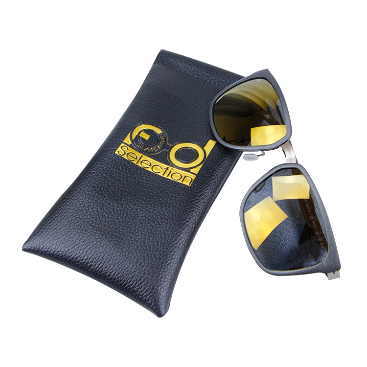 Sunglasses pouch with cleaning cloth
